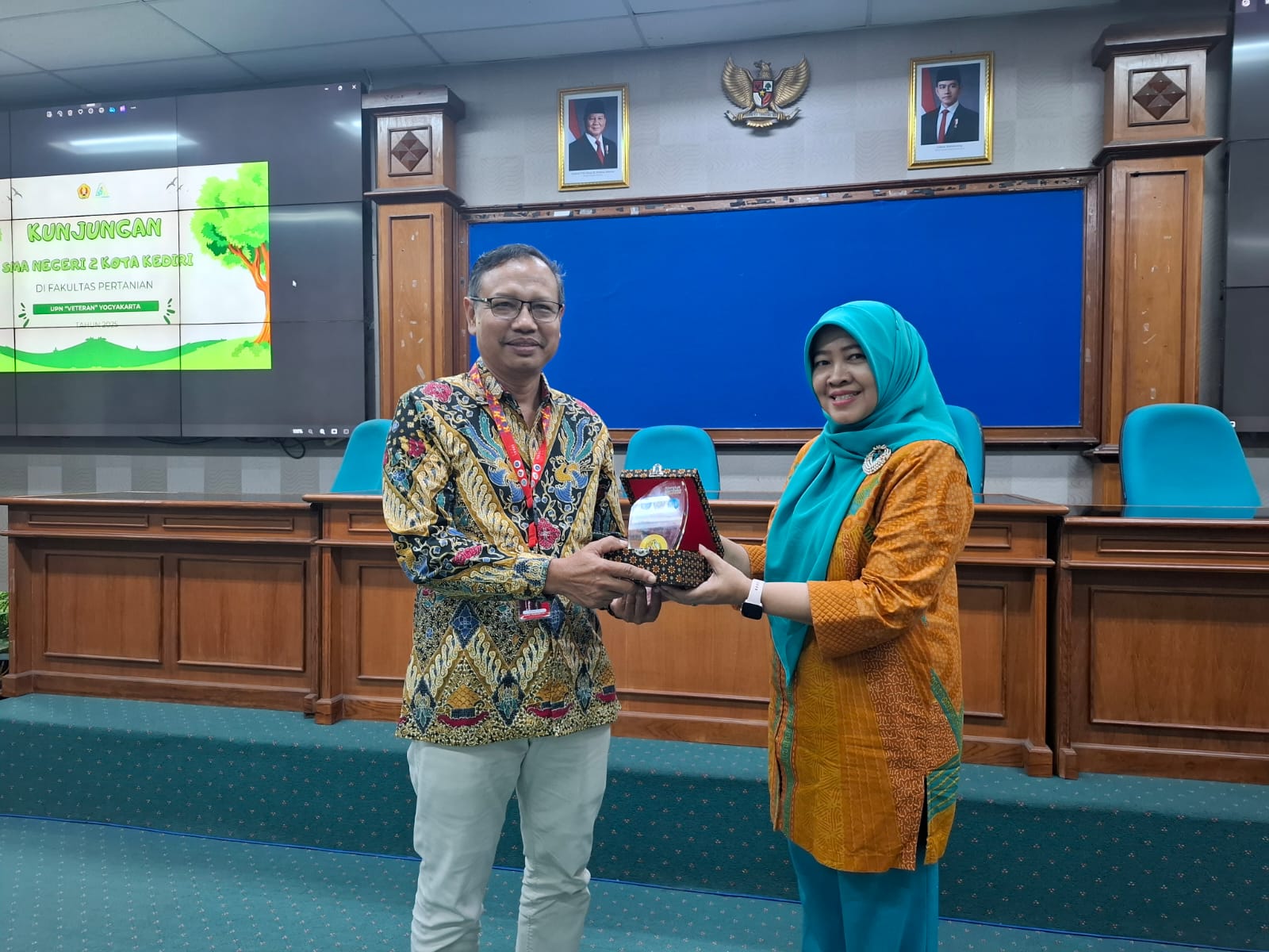 Penyerahan kenang-kenangan dari SMAN 2 Kota Kediri