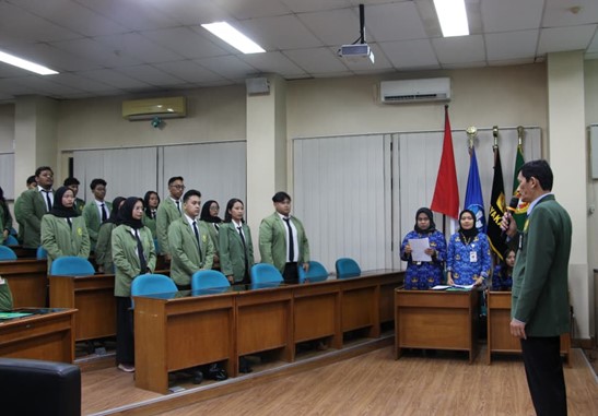 Prosesi yudisium oleh Ketua Jurusan